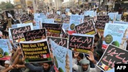 تحريک لبيک غوښتنه کوي چې حکومت دې له دوی سره په دې اړه د ۲۰۲۰ز کال د نومبر پر ۱۶مه او ورپسې د ۲۰۲۱ز کال د اپرېل ۲۰مه شوي تړونونه عملي کړي.