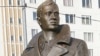 Татарстан президенты Рөстәм Миңнеханов Мәскәүдәге 1186нчы мәктәп ишегалдындагы Җәлил һәйкәле янында