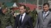 Президент Росії Дмитро Медведєв (у центрі) глава російського Генштабу, Генерал Микола Макарова (зліва) і російський міністр оборони Анатолій Сердюков, під час візиту до Південної Осетії, 13 липня 2009 р.