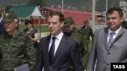 Президент Росії Дмитро Медведєв (у центрі) глава російського Генштабу, Генерал Микола Макарова (зліва) і російський міністр оборони Анатолій Сердюков, під час візиту до Південної Осетії, 13 липня 2009 р.