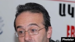 Armenia -- Head of the Helsinki Civil Assembly Vanadzor office Artur Sakunts at a press conference, Yerevan, 06May2010
