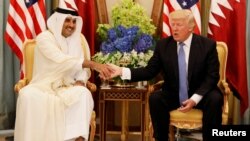 Дональд Трамп (п) і емір Катару шейх Тамім бін Хамад ат-Тані (л) зустрічалися лише два тижні тому, 21 травня 2017 року