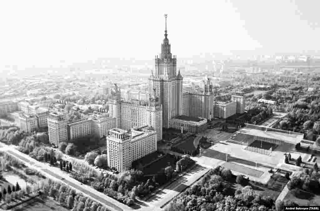 Высочайшая из «сестер» – здание Московского государственного университета. Его высота – 240 метров.