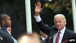 Zoti Bajden duke përshëndetur para Kuvendit të Kosovës...