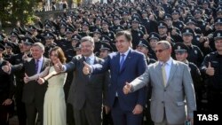 (Зліва направо) Міністр внутрішніх справ України Арсен Аваков, його перший заступник Ека Згуладзе, президент України Петро Порошенко та голова Одеської облдержадміністрації Міхеїл Саакашвілі під час церемонії складання присяги нової патрульної поліції. Одеса, 25 серпня 2015 року