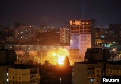 Момент влучення російської аркети у житловий район Києва, 24 квітня 2025 року