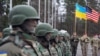 Українські та американські військовослужбовці під час відкриття навчань на Яворівському полігоні. Квітень 2015 року