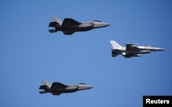 Ілюстраційне фото: два літаки F-35 (вони ліворуч) під час святкувань Дня Війська Польського 15 серпня 2025 року