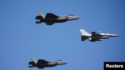 АКШнын F-35 учактары жана Польшанын аскердик парад учурунда. Варшава, Польша, 15-август, 2023-жыл.