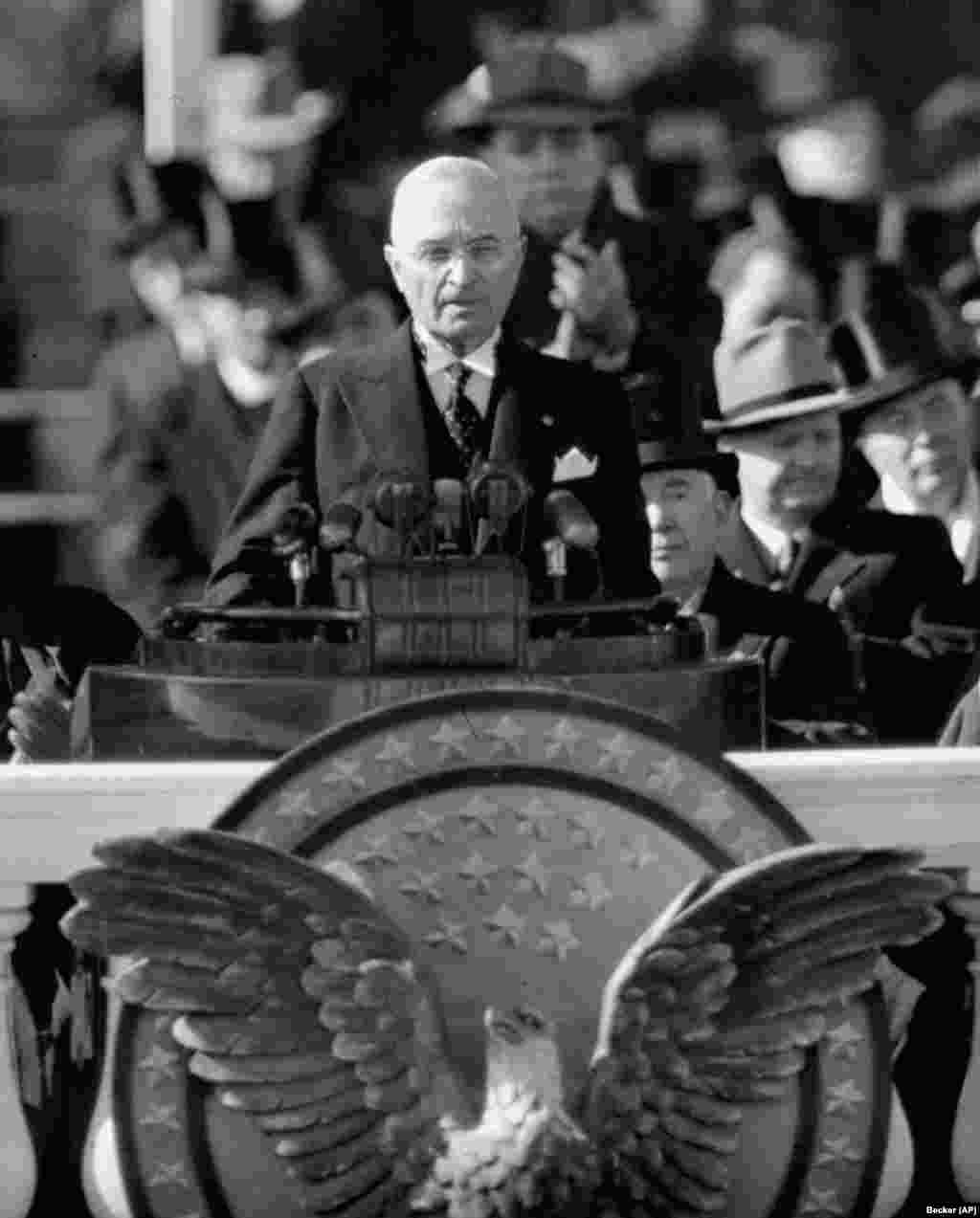 Prezident Garri Truman 1949-njy ýylyň 20-nji ýanwarynda Kapitola ýygnanan mähellä ýüzlenýär. Bu çykyşdan soň Trumanyň ýeke-täk doly möhletlik prezidentlik wezipesi başlandy. Ruzwelt ýolbaşçy wagtynda, ol wise-premýer bolup işledi we 1945-nji ýylyň aprel aýynda Ruzwelt aradan çykandan soň, premýer-ministrlik wezipesiniň gysgaldylan birinji möhletine ýolbaşçylyk etdi. &nbsp;