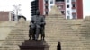 Статуя Хосні Мубарака в центрі Баку