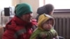 Многодетная мать Бахтугыль Асылбекова с детьми в квартире недостроенного дома. Астана, 9 января 2017 года.