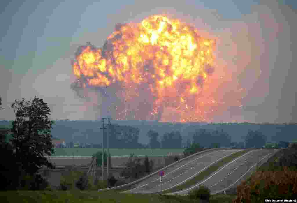 Украинаның Калиновка қаласында орналасқан әскери қоймадағы тонналаған қару-жарақ, оқ-дәрі мен зымырандарды жойып жіберген жарылыс. 27 қыркүйек 2017 жыл. Зымырандар атылып жатқан тұсқа барынша жақын бару үшін "Рейтер" агенттігінің фотографы Глеб Гаранич пен оның оператор әріптесі екеуі түні бойы көліктен түспеген әрі бірнеше полиция тосқауылынан өткен. Журналистер беренді бешпет киіп, камераларын штативке орнатып алып, объективтерін лаулап жатқан қоймаларға қарай бұрған. Бірер минуттан кейін көкжиек алапат жарылыстан жарқырап кеткен. "Жарылыс үні мен дүмпуі бізге 10 секундтан кейін жетті" деп еске алады Гаранич. Бұдан бөлек, фотографтың есінде "майдан шебінен мың шақырым жерде мұндай болады дегенге сене алмаған" жергілікті тұрғындардың үрейлі жүзі қалған.