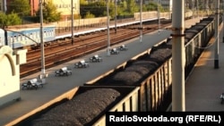 Вагони з вугіллям на залізничному вокзалі в Луганську, архівне фото