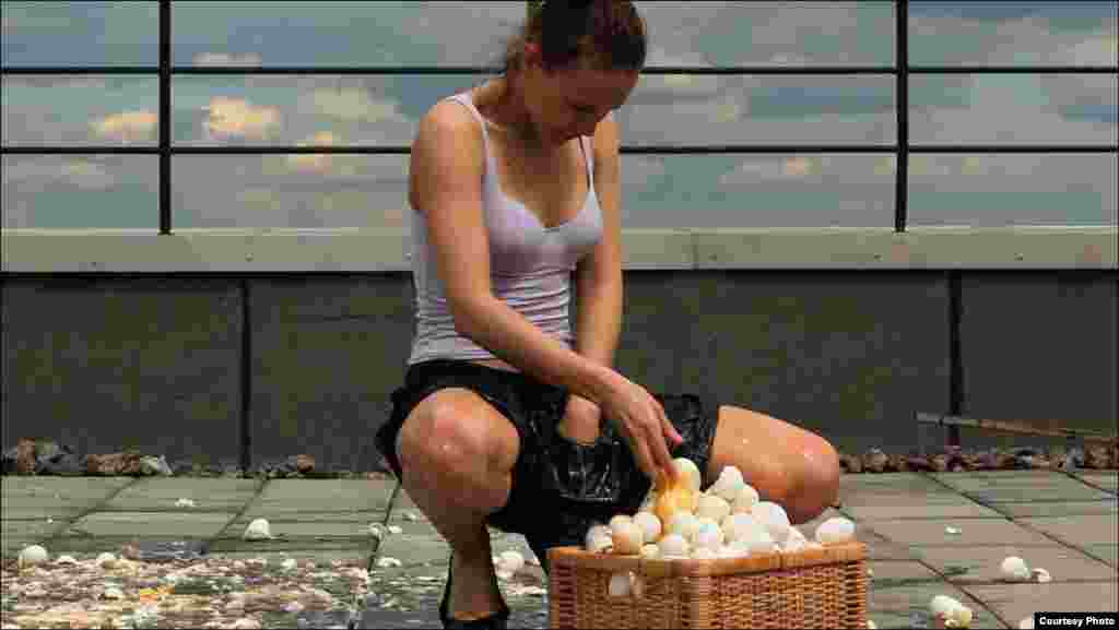 №008. Полина Канис. Яйца. 2010. Видео инсталляция. &copy; Автор