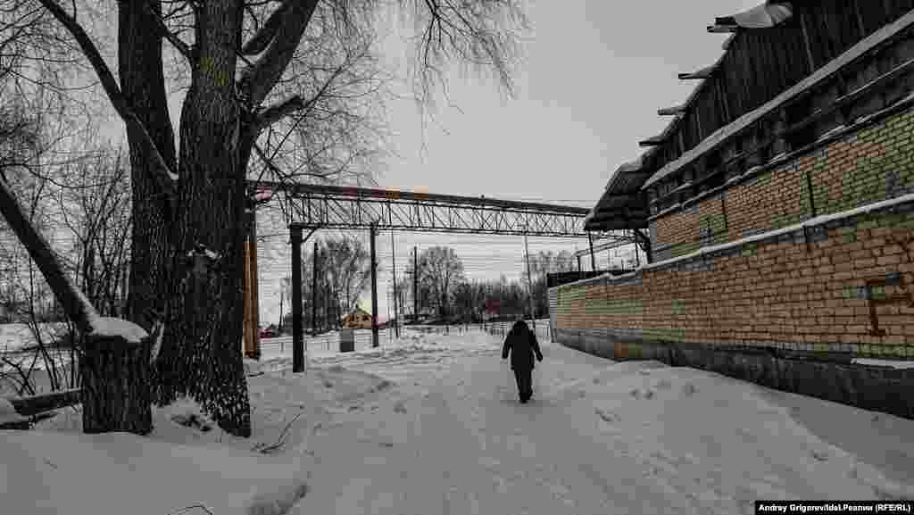 Если долго не выпадает снег, эта тропинка, по словам местных жителей, тоже чернеет от сажи. 