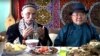 Этнический казах Аксолтан Кылышулы и президент Монголии Цахиагийн Элбэгдорж (справа) за столом, накрытым в честь Наурыза. Улан-Батор, 22 марта 2017 года. 