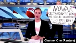 Марына Аўсяньнікава з антываенным плякатам у эфіры расейскага тэлебачаньня, 14 сакавіка 2022