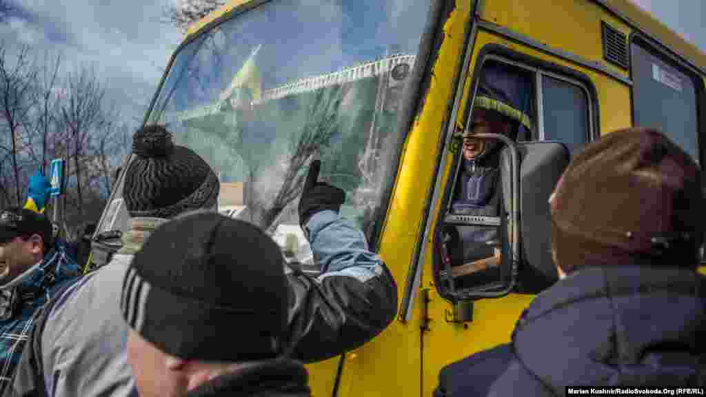 Активісти пропускали автомобілі з дітьми, вагітними жінками та людьми похилого віку, спецтранспорт та, інколи, маршрутні таксі. 