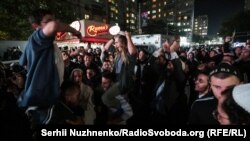 У Національній поліції заявляють, що такої бійки не було, й, відповідно, немає ні постраждалих, ні нападників