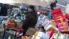 Собрание пострадавших торговцев на барахолке. Видеосюжет Азаттыка.