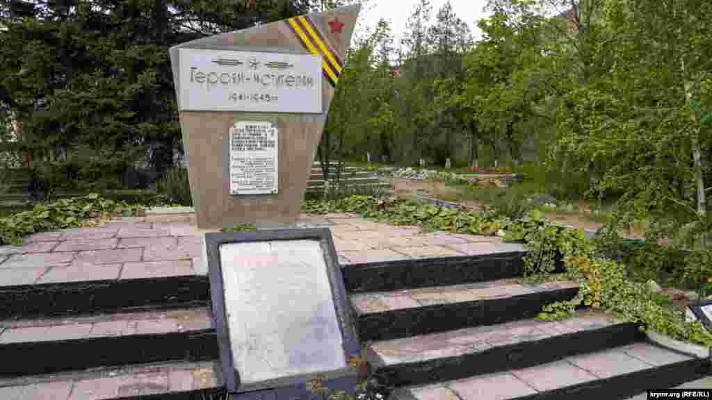 У парку на видному місці – братська могила радянських партизанів, які загинули в боях з нацистами в тутешніх горах в 1942-1944 роках