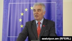 Հայաստանում Եվրամիության պատվիրակության ղեկավար Պյոտր Սվիտալսկին «Երկարաժամկետ ընտրական աջակցություն Հայաստանում ընտրությունների հետ առնչվող շահագրգիռ կողմերին» ծրագրի ներկայացմանը: 5-ը փետրվարի, 2016 թ․