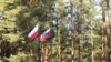 Сьцягі Польшчы і Расеі ў Катынскім лесе