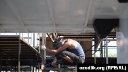 Узбекский мигрант-сварщик на строительном объекте в Нижнем Новгороде. 