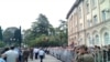 Сторонники политика Аслана Бжания на митинге перед зданием парламента