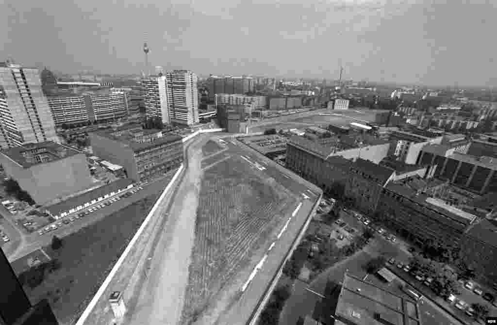 Здымак з 18 чэрвеня 1986: падзелены Бэрлін каля прапускнога пункту "Чарлі".