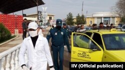 В Карши дезинфицируют общественный транспорт, 17 марта 2020 года.