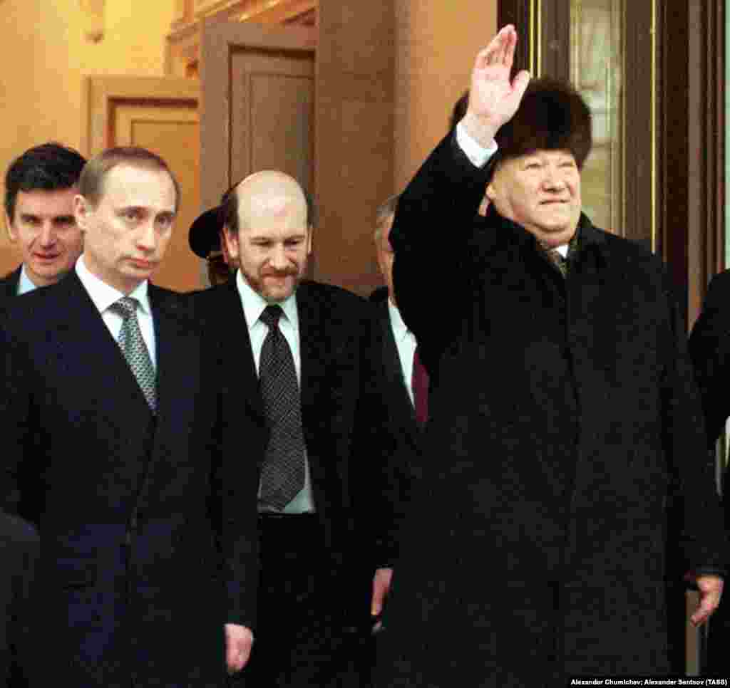 Ельцин машет рукой, стоя рядом с Владимиром Путиным 31 декабря 1999 года. В тот день Ельцин передал президентское кресло Путину после почти десятилетнего пребывания у власти. Ельцин оставил свой пост в основном из-за экономических трудностей, которые обрушились на страну во время его президентства. Но некоторые считают, что он предотвратил потенциальную гражданскую войну в России во время масштабных политических пертурбаций, которые он наблюдал после краха Советского Союза. Ельцин умер в апреле 2007 года в возрасте 76 лет 