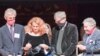 “IG Nobel”дин медицина боюнча жеңүүчүсү Елена Боднар ачылышын Нобел сыйлыгынын ээлерине тартуулап жатат, АКШ, 1-октябрь 2009-жыл