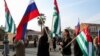 ფოტო არქივიდან: ოკუპირებული აფხაზეთისა და რუსეთის დროშები