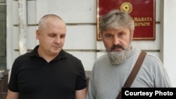 Митрополит Сімферопольський і Кримський Православної церкви України (ПЦУ) Климент (праворуч) і адвокат Владислава Єсипенка Дмитро Дінзе. Окупований Крим, 13 вересня 2021 року